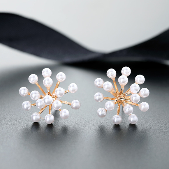 Elegant Geometric Pearl Stud Earrings - Picture 1 of 5